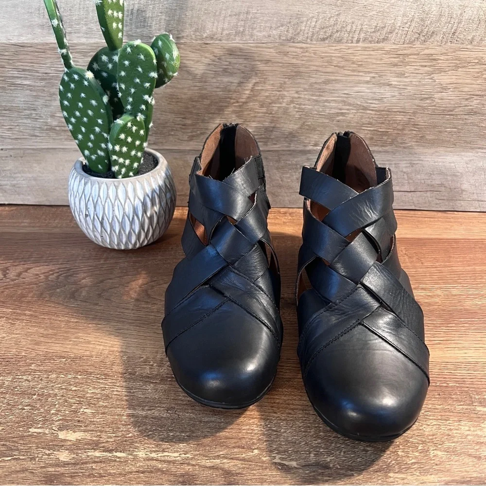 Cobb Hill Black‎ Leather Cutout Comfort Heels Size 8.5